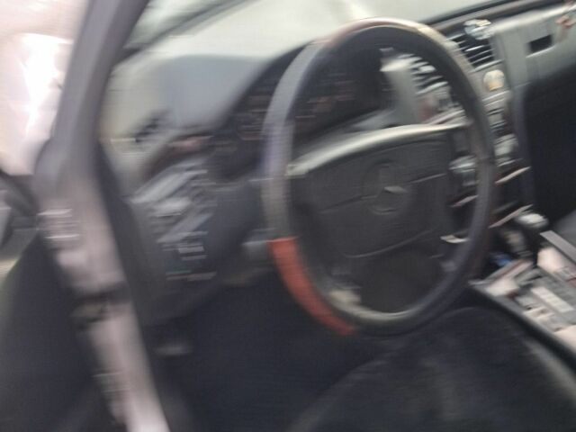 Сірий Мерседес Е-Клас, об'ємом двигуна 3 л та пробігом 270 тис. км за 2100 $, фото 12 на Automoto.ua