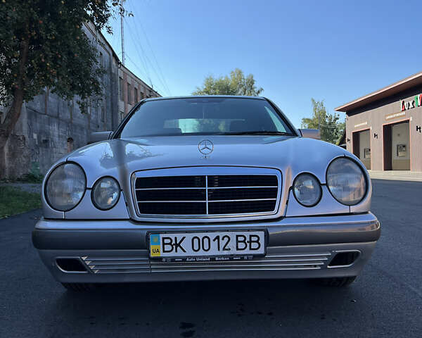 Сірий Мерседес Е-Клас, об'ємом двигуна 2 л та пробігом 440 тис. км за 2600 $, фото 1 на Automoto.ua