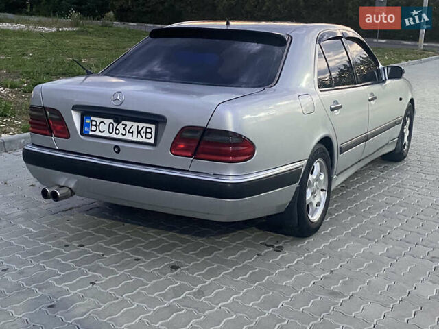 Сірий Мерседес Е-Клас, об'ємом двигуна 2 л та пробігом 433 тис. км за 2999 $, фото 4 на Automoto.ua