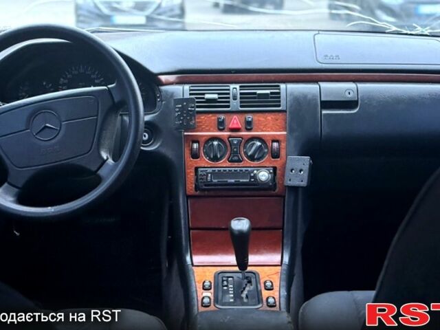 Серый Мерседес Е-Класс, объемом двигателя 2.3 л и пробегом 300 тыс. км за 1500 $, фото 5 на Automoto.ua