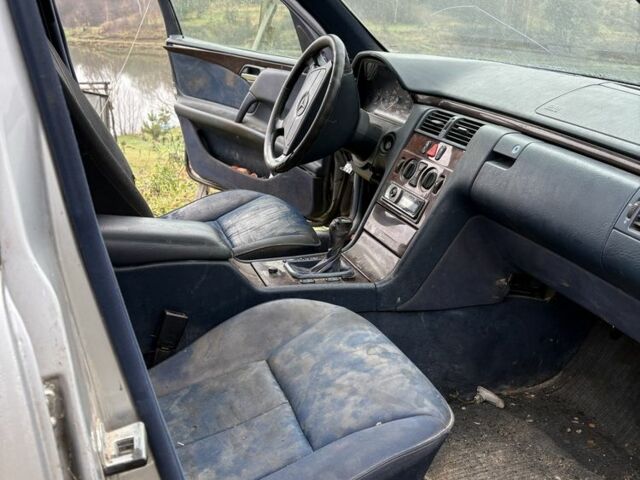 Серый Мерседес Е-Класс, объемом двигателя 2 л и пробегом 329 тыс. км за 1550 $, фото 4 на Automoto.ua