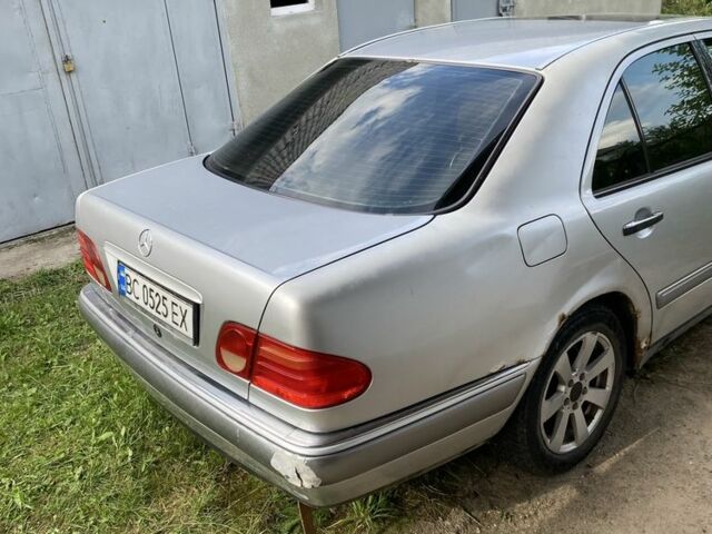 Сірий Мерседес Е-Клас, об'ємом двигуна 2 л та пробігом 360 тис. км за 1050 $, фото 3 на Automoto.ua