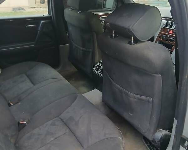 Серый Мерседес Е-Класс, объемом двигателя 2.3 л и пробегом 350 тыс. км за 3000 $, фото 3 на Automoto.ua