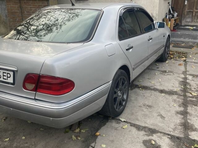 Сірий Мерседес Е-Клас, об'ємом двигуна 0 л та пробігом 325 тис. км за 3700 $, фото 3 на Automoto.ua