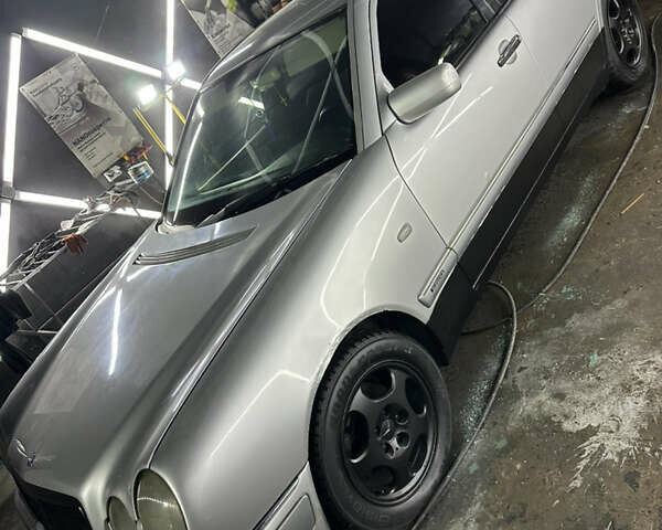 Серый Мерседес Е-Класс, объемом двигателя 2 л и пробегом 150 тыс. км за 2850 $, фото 2 на Automoto.ua