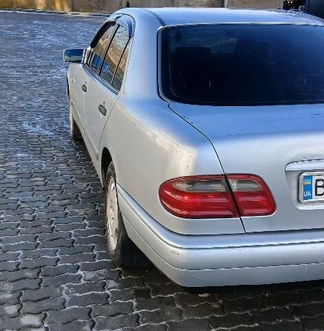 Серый Мерседес Е-Класс, объемом двигателя 2 л и пробегом 344 тыс. км за 3300 $, фото 1 на Automoto.ua