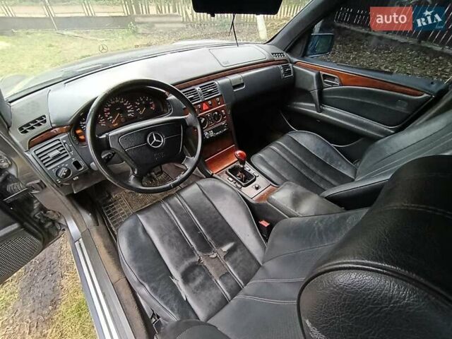 Мерседес Е-Класс 1996 в Жидачов на Automoto.ua Серый Мерседес Е-Класс, объемом двигателя 2.3 л и пробегом 420 тыс. км за 1750 $, фото 6 на Automoto.ua