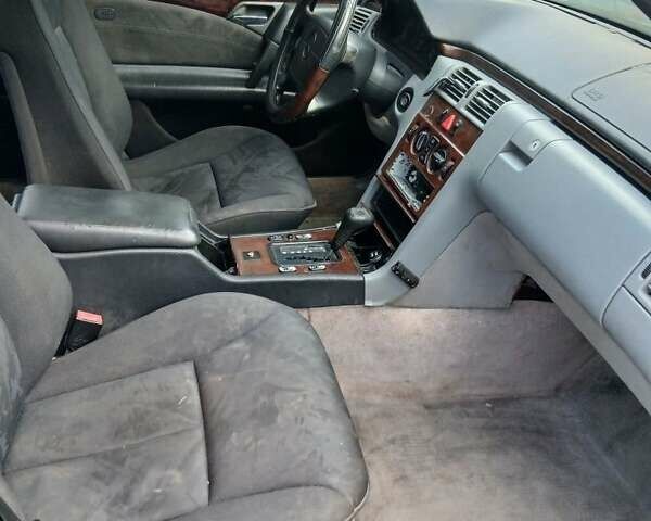 Серый Мерседес Е-Класс, объемом двигателя 2.3 л и пробегом 350 тыс. км за 3000 $, фото 4 на Automoto.ua