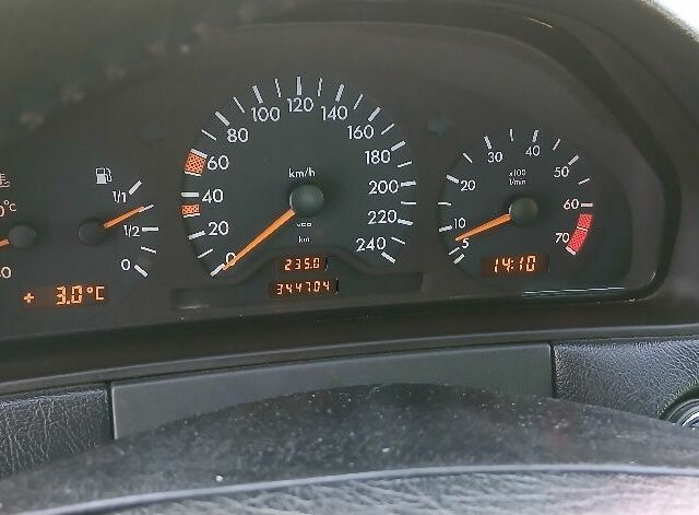 Серый Мерседес Е-Класс, объемом двигателя 2 л и пробегом 344 тыс. км за 3300 $, фото 13 на Automoto.ua