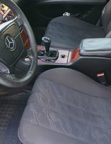 Серый Мерседес Е-Класс, объемом двигателя 2 л и пробегом 344 тыс. км за 3300 $, фото 98 на Automoto.ua