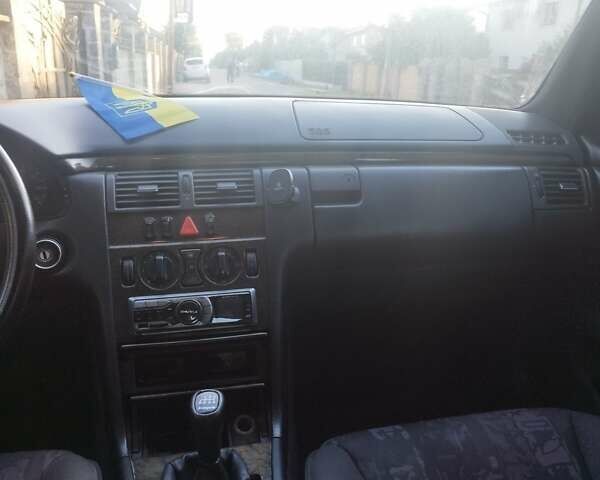 Серый Мерседес Е-Класс, объемом двигателя 2 л и пробегом 450 тыс. км за 3200 $, фото 1 на Automoto.ua