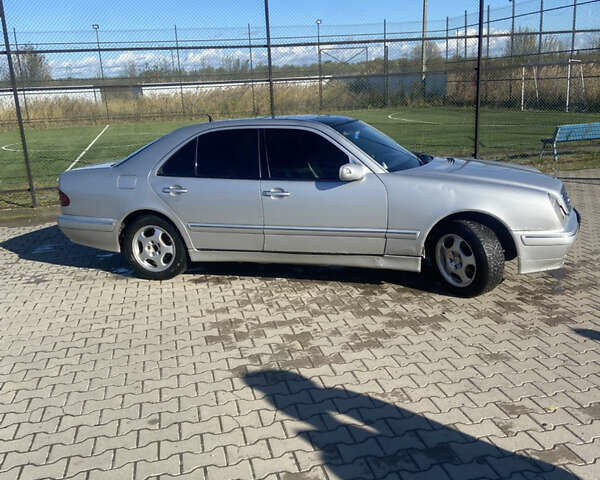 Сірий Мерседес Е-Клас, об'ємом двигуна 2.2 л та пробігом 300 тис. км за 3000 $, фото 2 на Automoto.ua