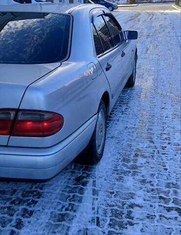 Серый Мерседес Е-Класс, объемом двигателя 2 л и пробегом 344 тыс. км за 3300 $, фото 57 на Automoto.ua