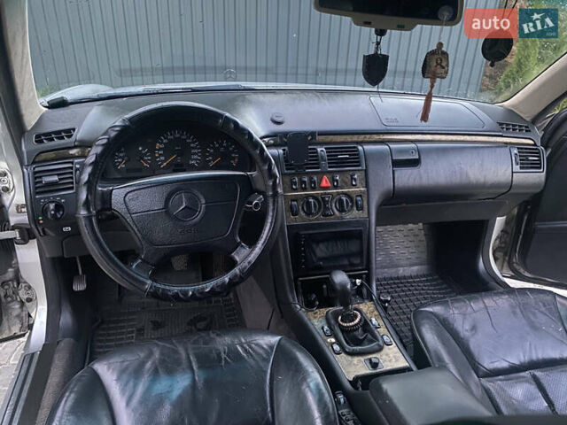 Сірий Мерседес Е-Клас, об'ємом двигуна 2 л та пробігом 433 тис. км за 2999 $, фото 19 на Automoto.ua