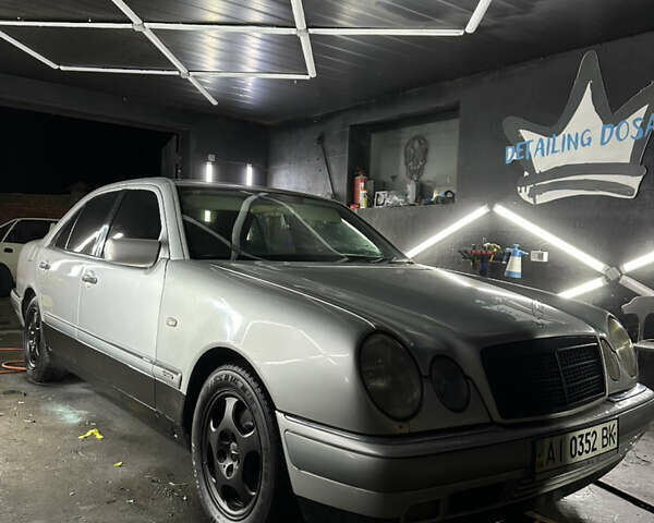 Серый Мерседес Е-Класс, объемом двигателя 2 л и пробегом 150 тыс. км за 2850 $, фото 1 на Automoto.ua