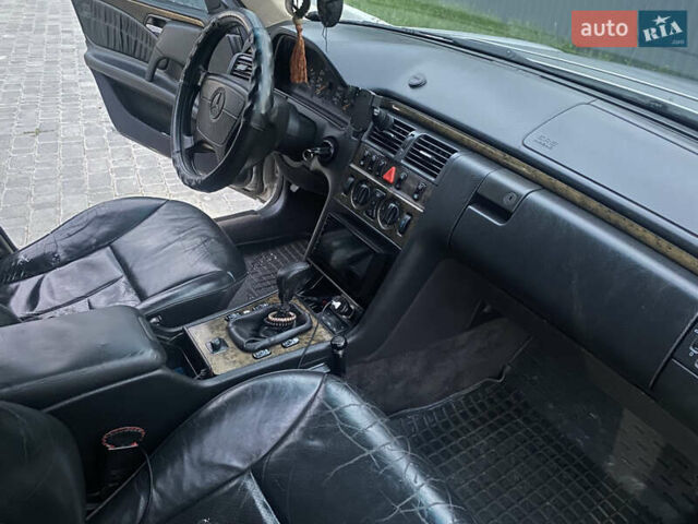 Сірий Мерседес Е-Клас, об'ємом двигуна 2 л та пробігом 433 тис. км за 2999 $, фото 14 на Automoto.ua