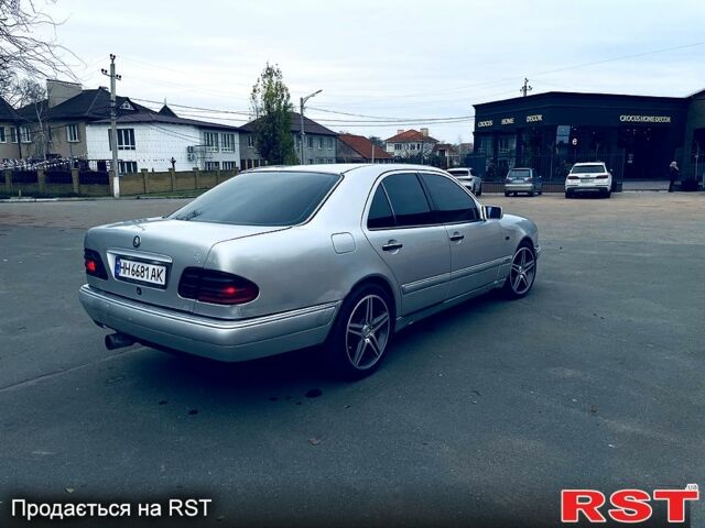 Серый Мерседес Е-Класс, объемом двигателя 2 л и пробегом 270 тыс. км за 2800 $, фото 2 на Automoto.ua