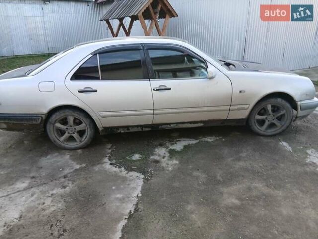 Серый Мерседес Е-Класс, объемом двигателя 2.3 л и пробегом 350 тыс. км за 3000 $, фото 5 на Automoto.ua