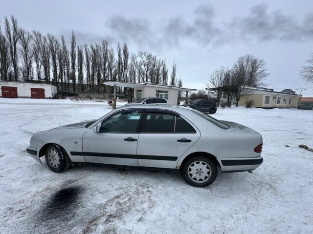 Сірий Мерседес Е-Клас, об'ємом двигуна 2.2 л та пробігом 300 тис. км за 2500 $, фото 3 на Automoto.ua