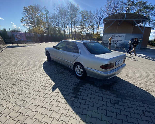 Сірий Мерседес Е-Клас, об'ємом двигуна 2.2 л та пробігом 300 тис. км за 3000 $, фото 4 на Automoto.ua