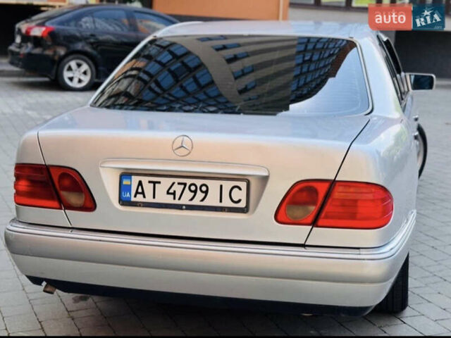 Серый Мерседес Е-Класс, объемом двигателя 2 л и пробегом 322 тыс. км за 3250 $, фото 1 на Automoto.ua