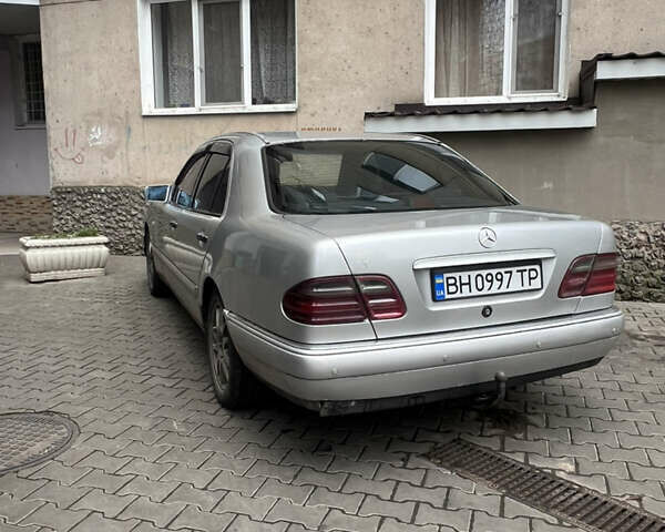 Серый Мерседес Е-Класс, объемом двигателя 2.3 л и пробегом 276 тыс. км за 3100 $, фото 2 на Automoto.ua