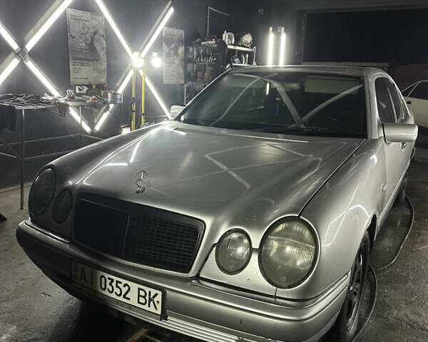 Серый Мерседес Е-Класс, объемом двигателя 2 л и пробегом 150 тыс. км за 2850 $, фото 3 на Automoto.ua