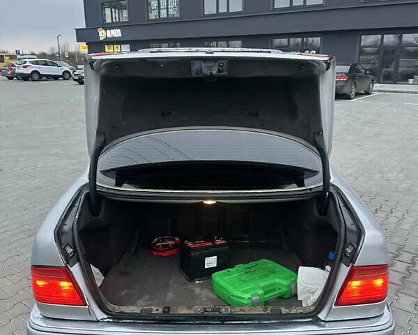 Сірий Мерседес Е-Клас, об'ємом двигуна 2 л та пробігом 360 тис. км за 2500 $, фото 11 на Automoto.ua