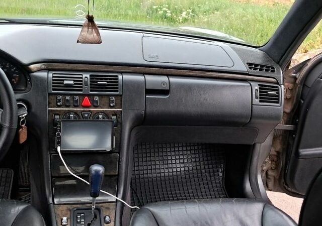 Серый Мерседес Е-Класс, объемом двигателя 2.3 л и пробегом 500 тыс. км за 2600 $, фото 3 на Automoto.ua