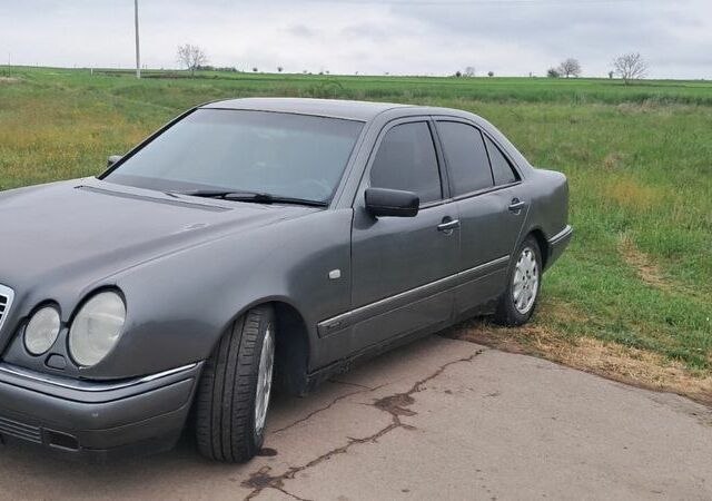 Серый Мерседес Е-Класс, объемом двигателя 2.3 л и пробегом 500 тыс. км за 2600 $, фото 1 на Automoto.ua