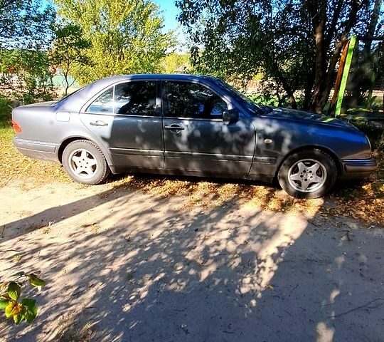 Сірий Мерседес Е-Клас, об'ємом двигуна 2 л та пробігом 290 тис. км за 2400 $, фото 5 на Automoto.ua