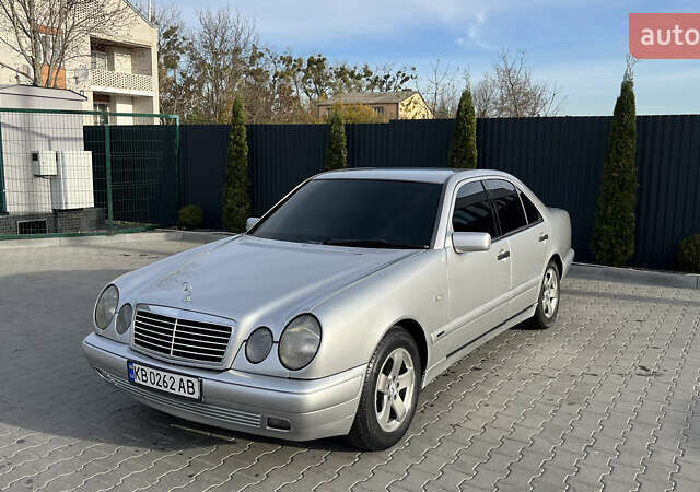 Серый Мерседес Е-Класс, объемом двигателя 2.8 л и пробегом 346 тыс. км за 4800 $, фото 8 на Automoto.ua