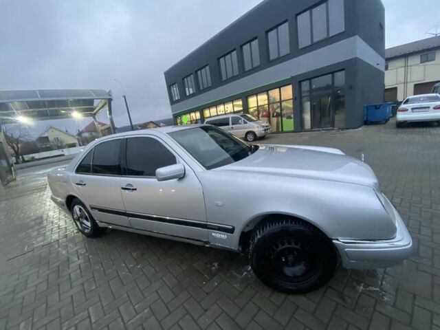 Сірий Мерседес Е-Клас, об'ємом двигуна 2.2 л та пробігом 1000 тис. км за 2700 $, фото 1 на Automoto.ua