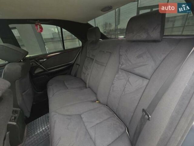 Сірий Мерседес Е-Клас, об'ємом двигуна 2 л та пробігом 245 тис. км за 3750 $, фото 43 на Automoto.ua