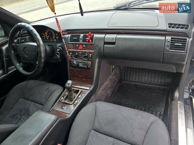 Сірий Мерседес Е-Клас, об'ємом двигуна 2 л та пробігом 245 тис. км за 3750 $, фото 35 на Automoto.ua