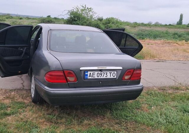 Серый Мерседес Е-Класс, объемом двигателя 2.3 л и пробегом 500 тыс. км за 2600 $, фото 6 на Automoto.ua