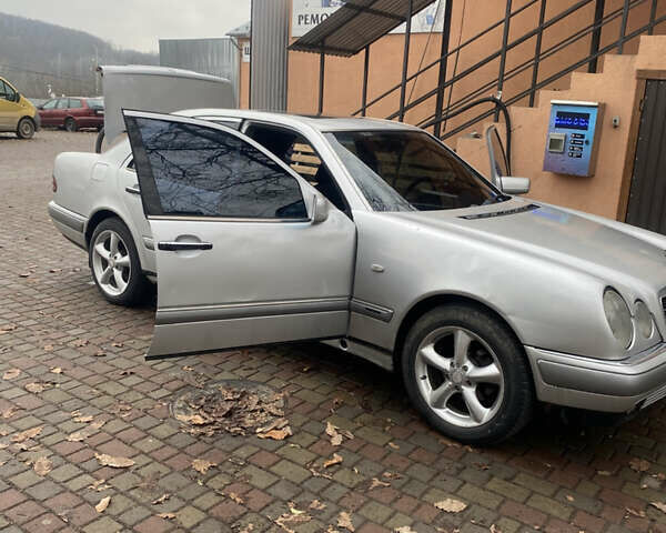 Серый Мерседес Е-Класс, объемом двигателя 2.3 л и пробегом 334 тыс. км за 3000 $, фото 1 на Automoto.ua