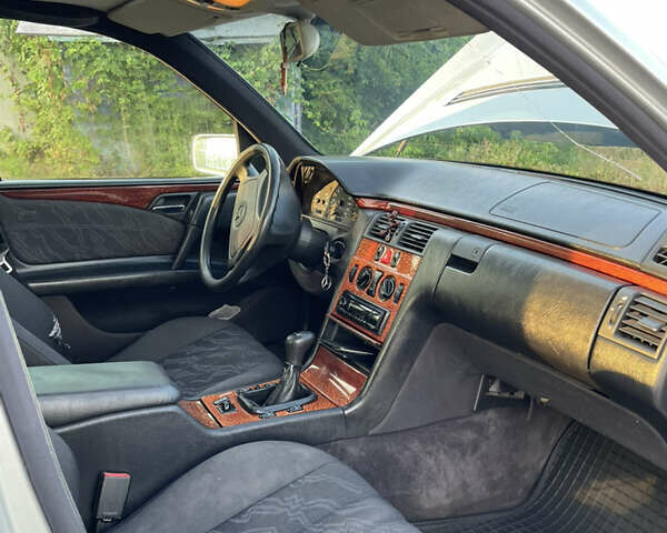 Сірий Мерседес Е-Клас, об'ємом двигуна 2 л та пробігом 236 тис. км за 1850 $, фото 9 на Automoto.ua