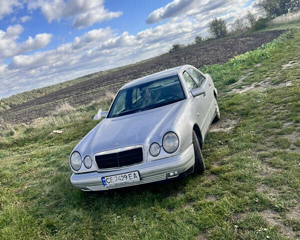 Мерседес Е-Класс 1997 в Яворове на Automoto.ua Серый Мерседес Е-Класс, объемом двигателя 2.2 л и пробегом 370 тыс. км за 2800 $, фото 8 на Automoto.ua