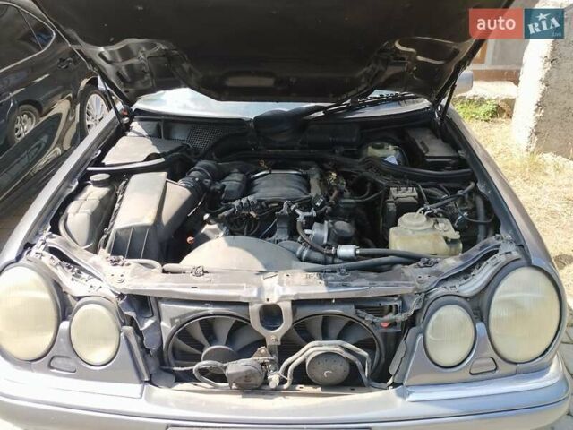 Серый Мерседес Е-Класс, объемом двигателя 2.8 л и пробегом 500 тыс. км за 3400 $, фото 1 на Automoto.ua