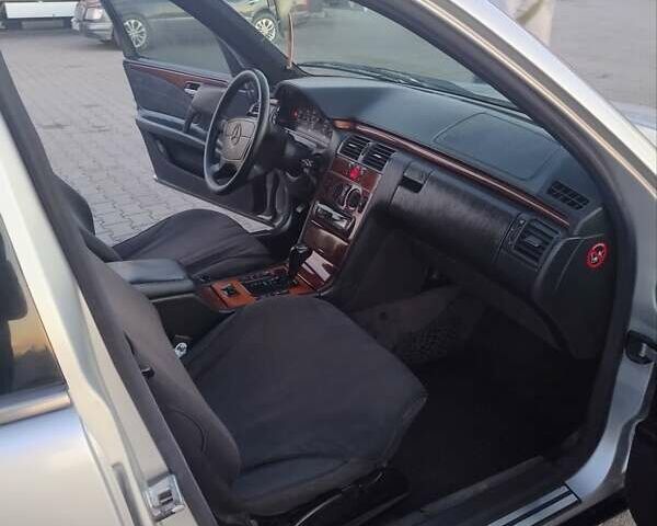 Сірий Мерседес Е-Клас, об'ємом двигуна 2.2 л та пробігом 400 тис. км за 4650 $, фото 19 на Automoto.ua