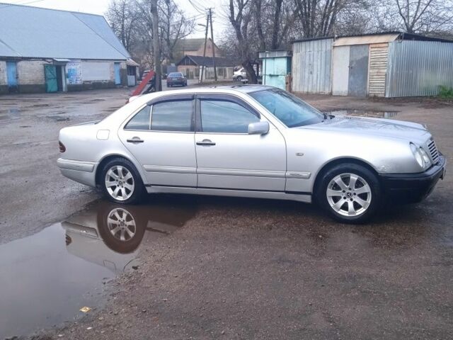 Серый Мерседес Е-Класс, объемом двигателя 4.2 л и пробегом 300 тыс. км за 4000 $, фото 4 на Automoto.ua