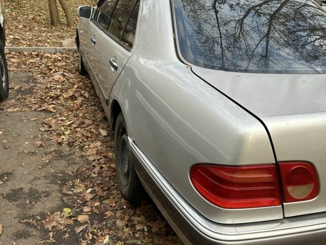 Серый Мерседес Е-Класс, объемом двигателя 4.2 л и пробегом 1 тыс. км за 2300 $, фото 5 на Automoto.ua