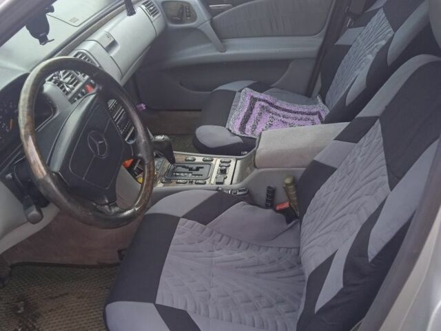 Серый Мерседес Е-Класс, объемом двигателя 4.2 л и пробегом 300 тыс. км за 4000 $, фото 6 на Automoto.ua