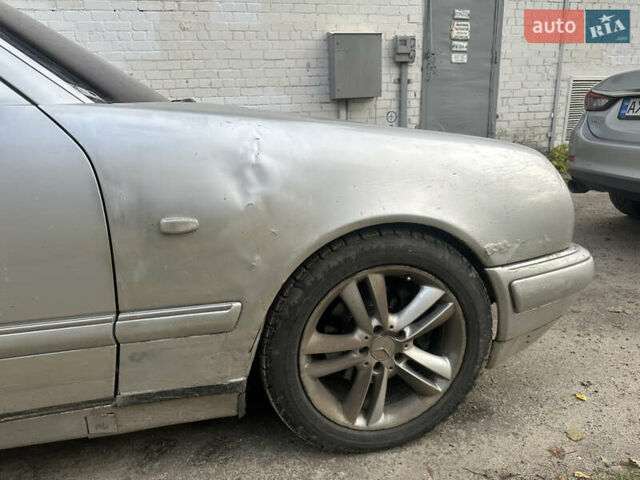 Серый Мерседес Е-Класс, объемом двигателя 2.8 л и пробегом 350 тыс. км за 1700 $, фото 8 на Automoto.ua