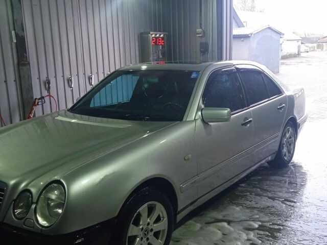 Серый Мерседес Е-Класс, объемом двигателя 4.2 л и пробегом 300 тыс. км за 4000 $, фото 8 на Automoto.ua