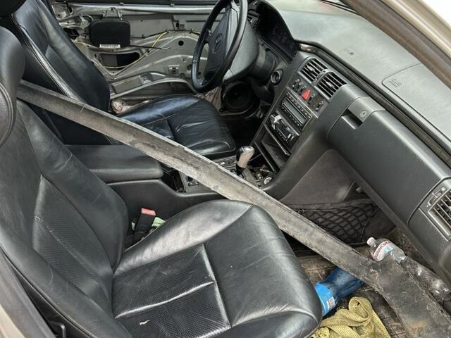 Серый Мерседес Е-Класс, объемом двигателя 4.2 л и пробегом 1 тыс. км за 2300 $, фото 6 на Automoto.ua