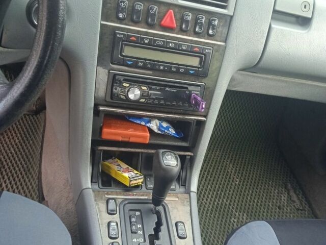 Серый Мерседес Е-Класс, объемом двигателя 4.2 л и пробегом 300 тыс. км за 4000 $, фото 7 на Automoto.ua