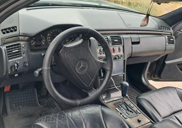 Серый Мерседес Е-Класс, объемом двигателя 2.3 л и пробегом 500 тыс. км за 2600 $, фото 4 на Automoto.ua