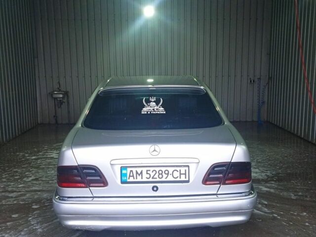 Серый Мерседес Е-Класс, объемом двигателя 4.2 л и пробегом 300 тыс. км за 4000 $, фото 2 на Automoto.ua